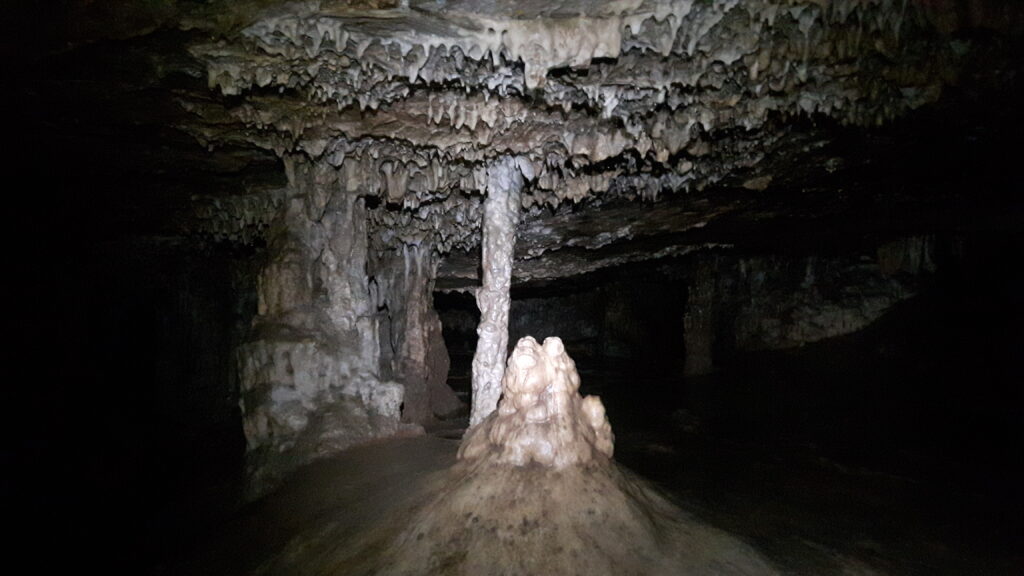 Un passaggio nella grotta ad una profondità di 100 metri nel parco nazionale di Torotoro